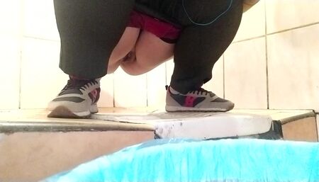 BBW MILF pissing and wiping her pussy in a toilet