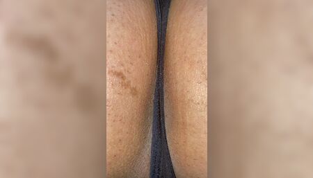 A man exposes his anus. Take a close-up shot so you can see the wrinkles clearly