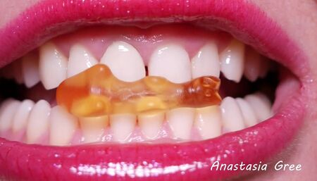 Sharp teeth bite jelly