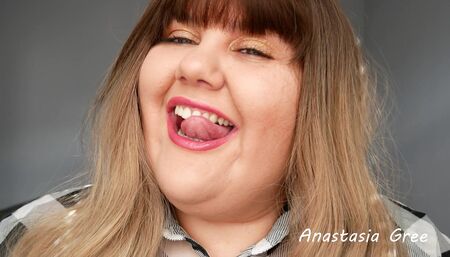 Demonstration of the sharpness of the teeth of a bbw Anastasia Gree