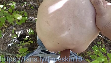 Cruising in outdoor on a big dick , he sits down and fucks himself !